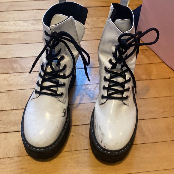 White stylish boots - Picture 1 of 2